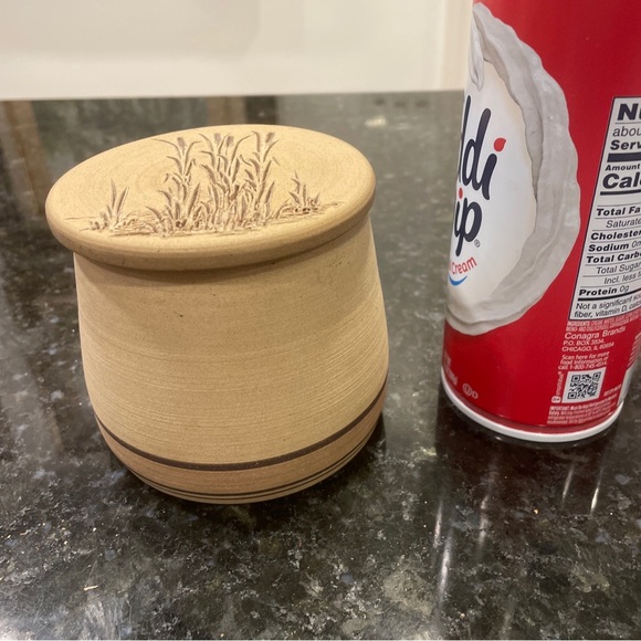 Studio pottery butter keeper “W & K” with wheat grass etching on the top - Picture 5 of 9